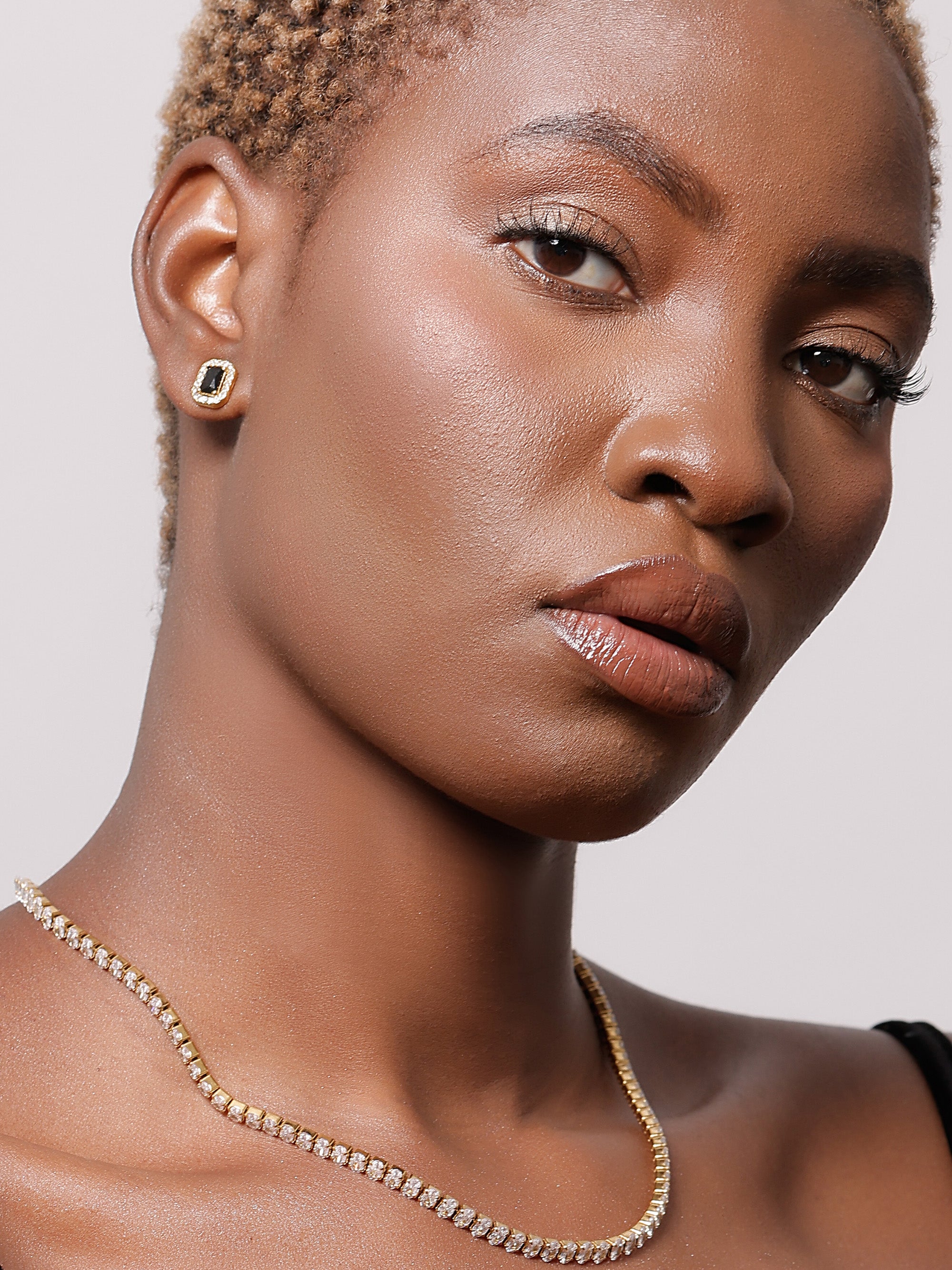 Ora Stud Earrings Black