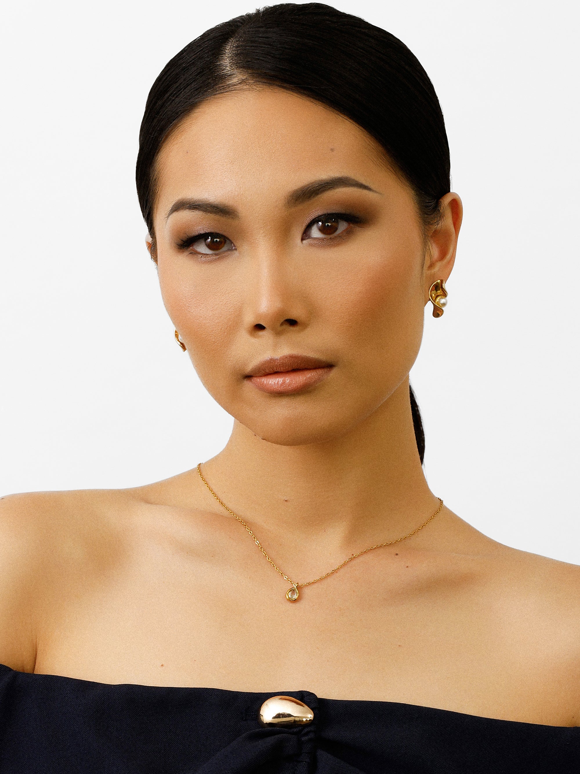 Pearl Hug Stud Earrings