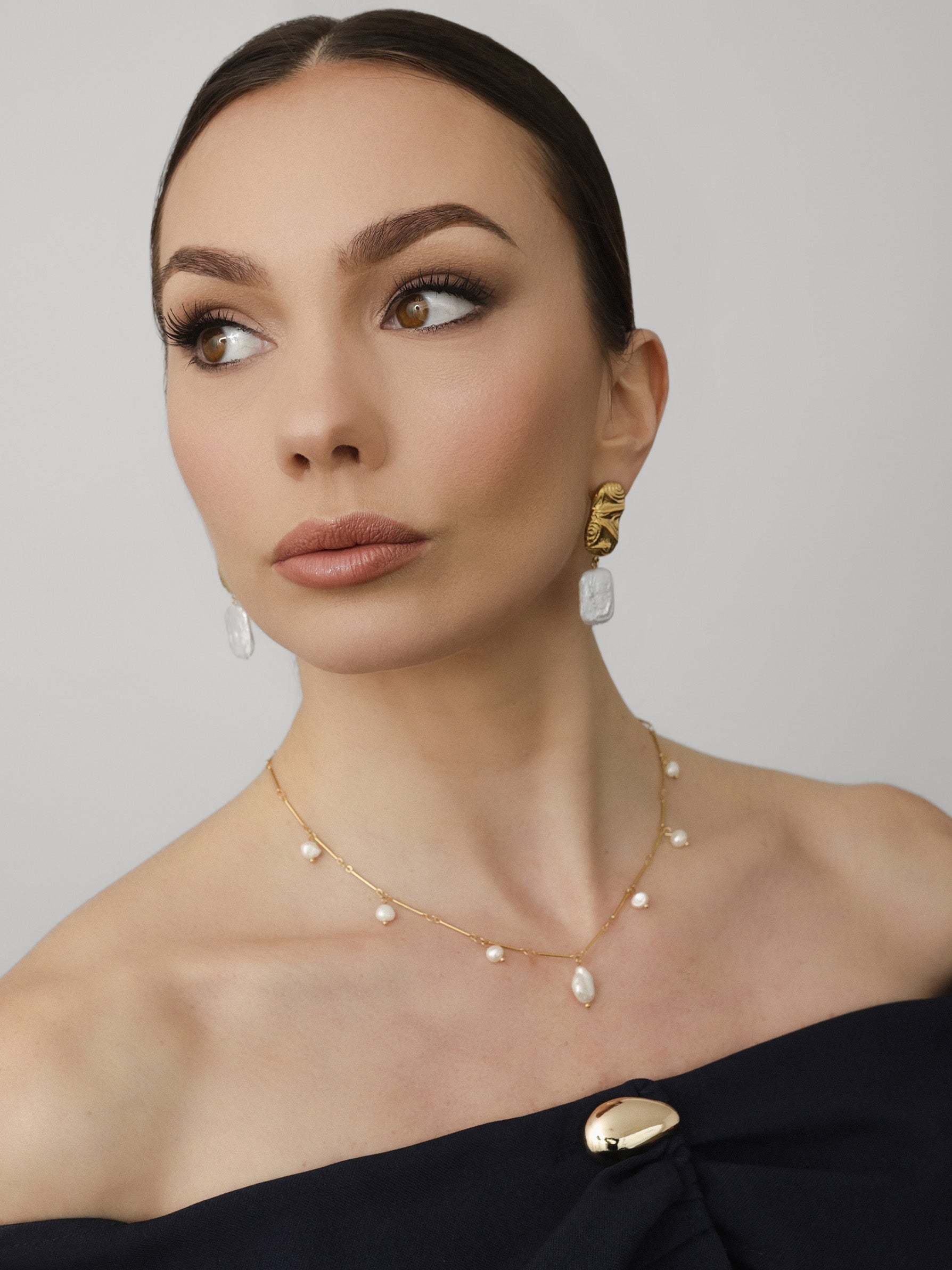 Elara Pearl Necklace