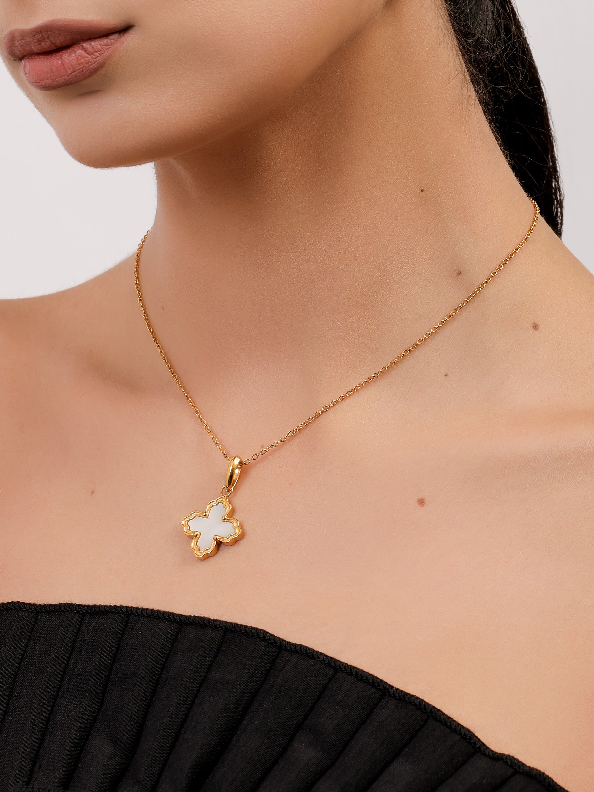 FIORE Mother of Pearl Pendant