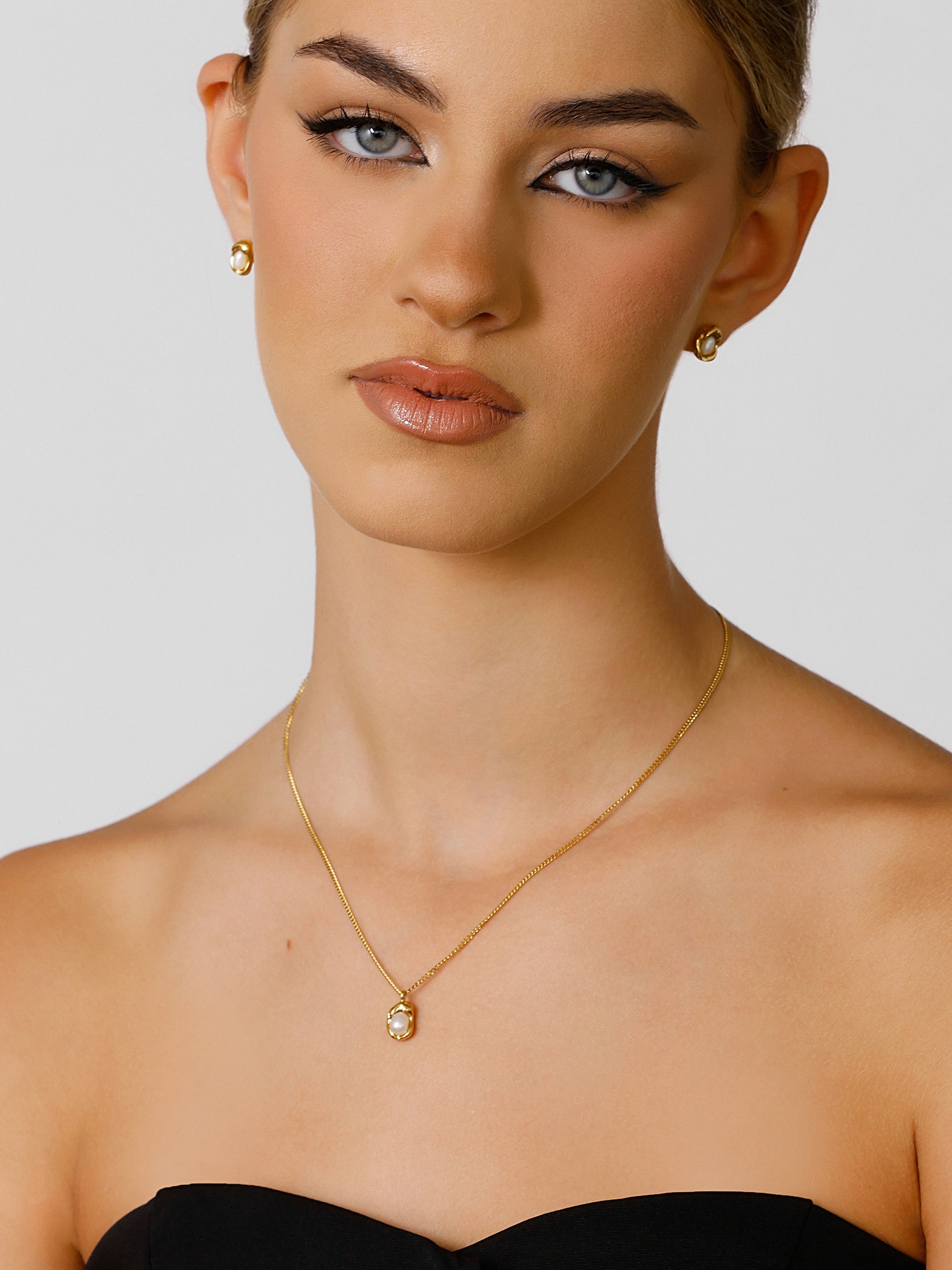 Fresh Pearl Cocoon Stud Earrings