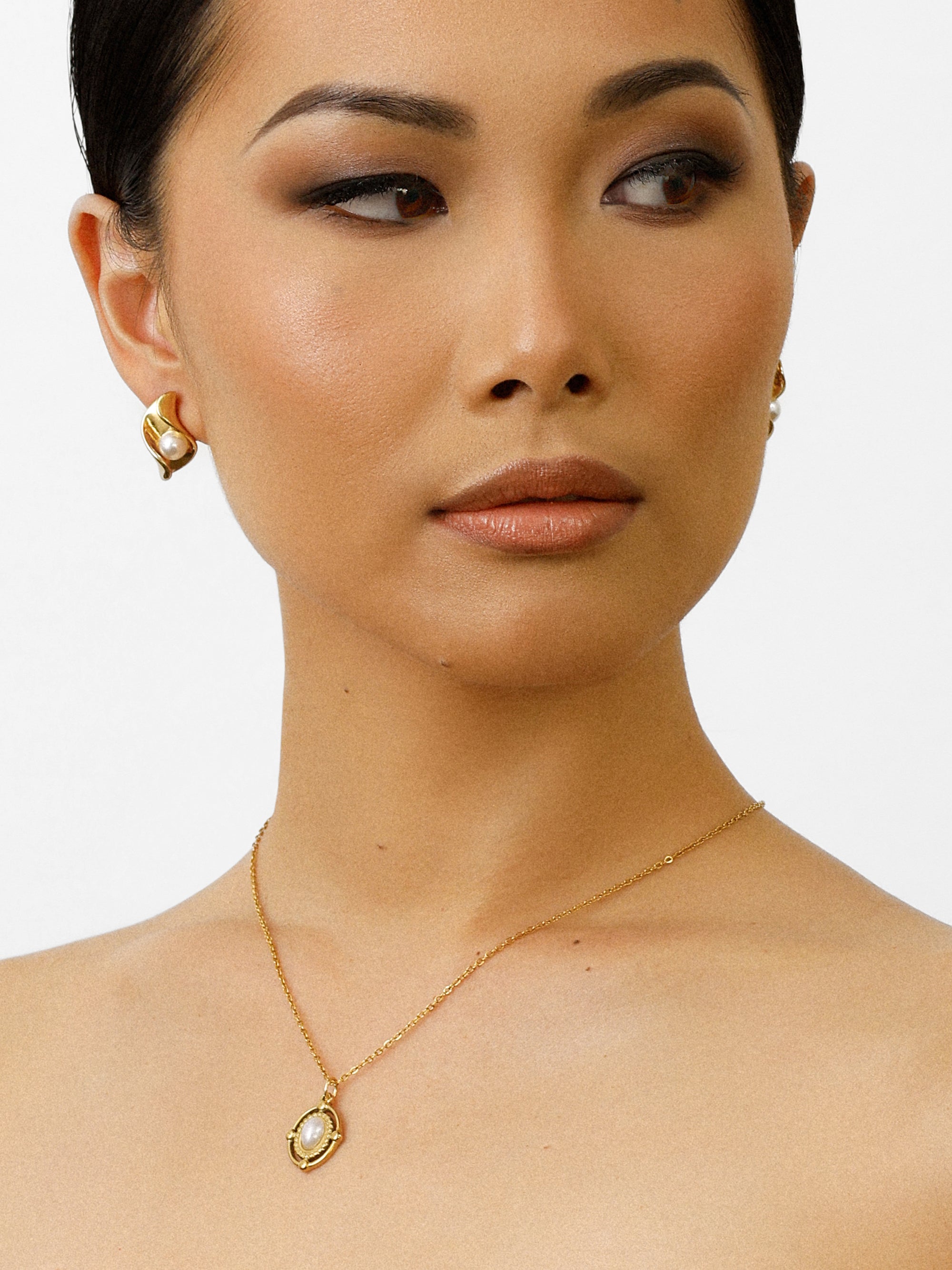 Pearl Hug Stud Earrings